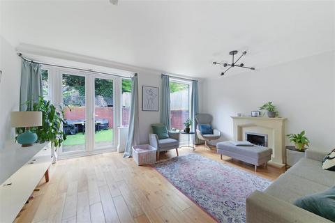 4 bedroom semi-detached house for sale, Clemson Mews, Epsom