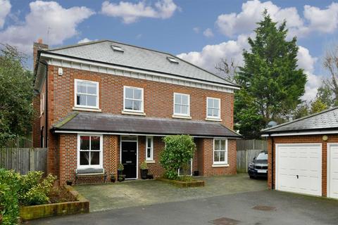 5 Clemson Mews, Epsom, KT17 3AG