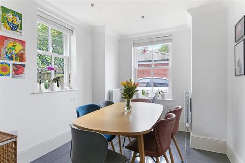 5 Clemson Mews, Epsom, KT17 3AG