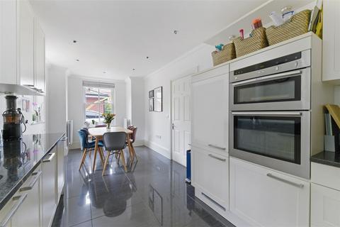 5 Clemson Mews, Epsom, KT17 3AG