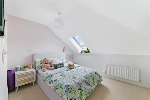 5 Clemson Mews, Epsom, KT17 3AG