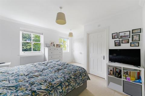 5 Clemson Mews, Epsom, KT17 3AG