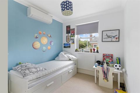 5 Clemson Mews, Epsom, KT17 3AG