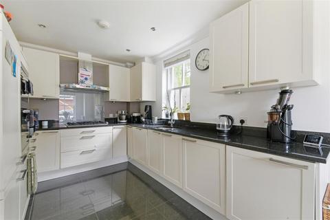 5 Clemson Mews, Epsom, KT17 3AG