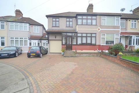 4 bedroom end of terrace house to rent, Shelley Avenue, Hornchurch, Essex, RM12