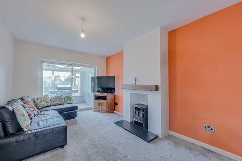 2 Alan Grove, Leigh-on-sea, SS9 5RU