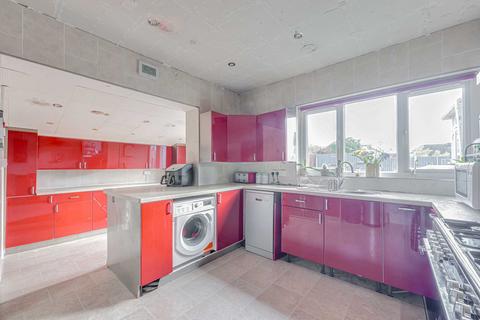 2 Alan Grove, Leigh-on-sea, SS9 5RU