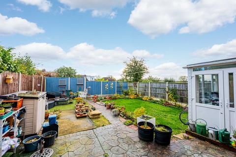 2 Alan Grove, Leigh-on-sea, SS9 5RU