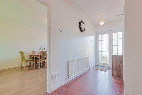 2 Alan Grove, Leigh-on-sea, SS9 5RU