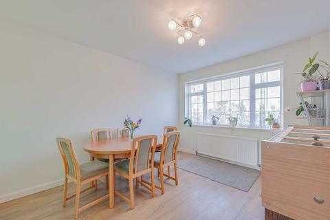 2 Alan Grove, Leigh-on-sea, SS9 5RU