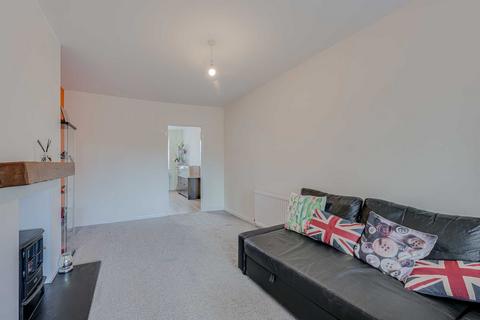 2 Alan Grove, Leigh-on-sea, SS9 5RU
