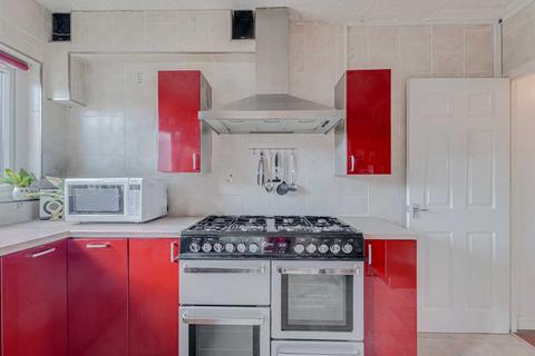 2 Alan Grove, Leigh-on-sea, SS9 5RU