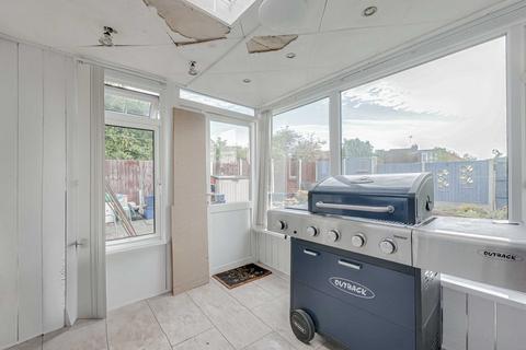 2 Alan Grove, Leigh-on-sea, SS9 5RU