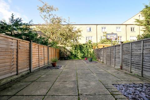 12 Rusbridge Close, London, E8 2RR