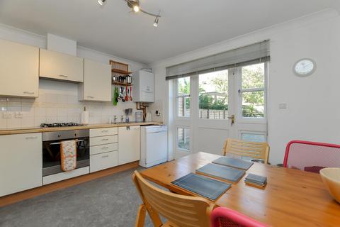 12 Rusbridge Close, London, E8 2RR
