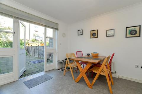 12 Rusbridge Close, London, E8 2RR