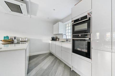 2 bedroom flat for sale, Meridian Close, Mill Hill