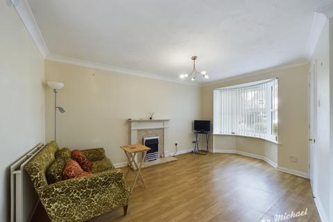 2 bedroom terraced house for sale, Thrush Close, Aylesbury, Buckinghamshire