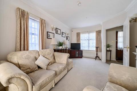 2 bedroom retirement property for sale, Benningfield Gardens, Castle Village, Berkhamsted, Hertfordshire, HP4