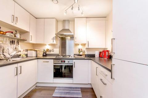 2 bedroom apartment for sale, Lankaster Gardens, London N2