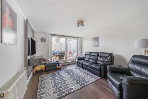 2 bedroom apartment for sale, Lankaster Gardens, London N2