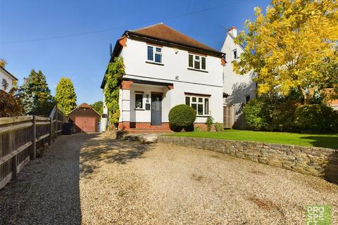 4 bedroom detached house to rent, Empress Avenue, Farnborough, Hampshire, GU14