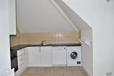 2 bedroom flat to rent, Garden Road, Bromley, BR1