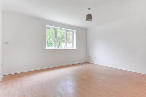 2 bedroom flat to rent, Linwood Crescent, Enfield