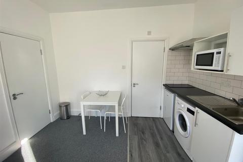 Studio to rent, Lancaster Road, London N4