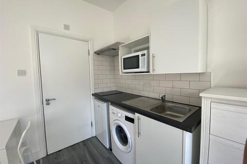 Studio to rent, Lancaster Road, London N4