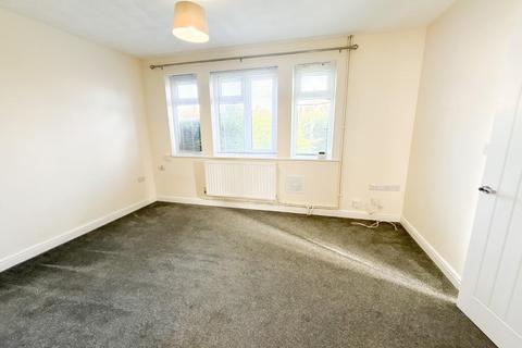 3 bedroom semi-detached house to rent, Instow Road, Bristol