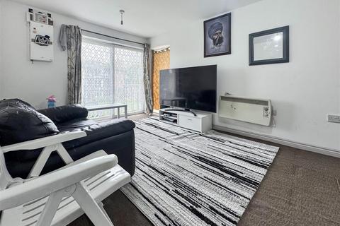 2 bedroom flat for sale, Blackburn Way, Hounslow TW4