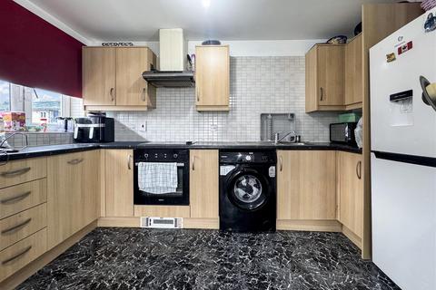 2 bedroom flat for sale, Blackburn Way, Hounslow TW4