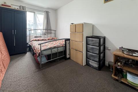 2 bedroom flat for sale, Blackburn Way, Hounslow TW4