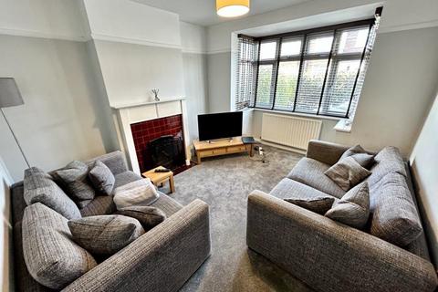 3 bedroom detached house to rent, Whitemore Road, Guildford GU1