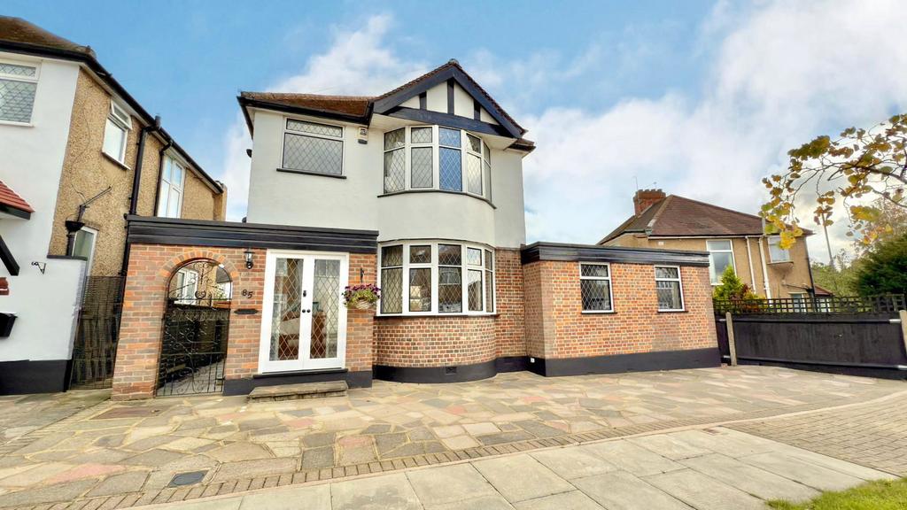 Park Crescent, Harrow HA3 3 bed detached house for sale £625,000