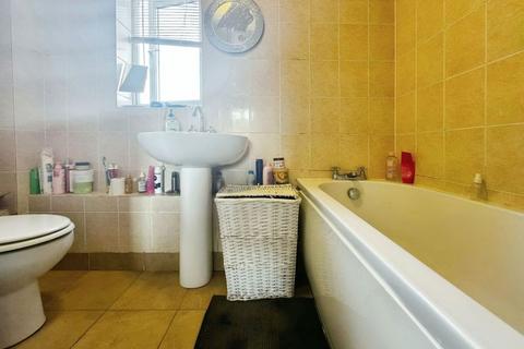 1 bedroom flat for sale, Erin Court, Swindon, SN1 4NS