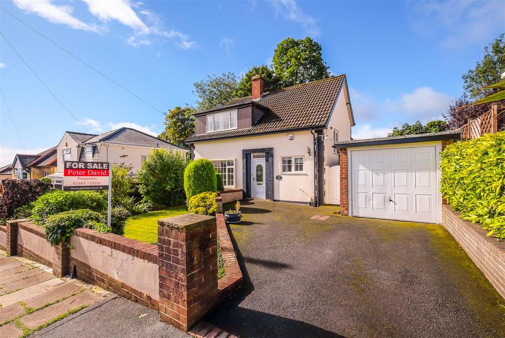 The Avenue, Halifax 3 bed detached house to rent £1,200 pcm (£277 pw)