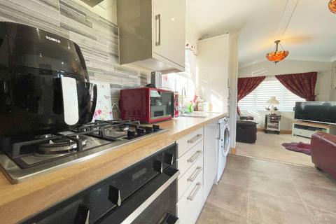 1 bedroom park home for sale, Baxter Gardens, Cummings Hall Lane, Romford