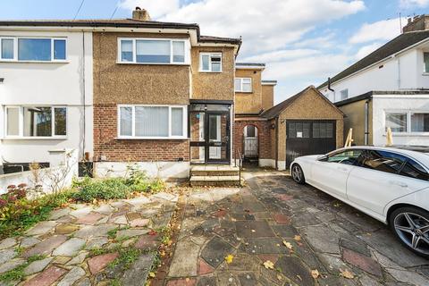 3 bedroom semi-detached house to rent, Bassetts Way Orpington BR6