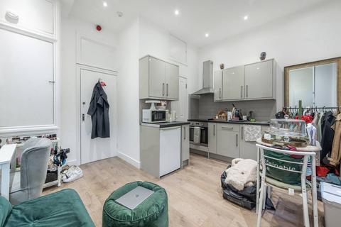 Studio to rent, Finborough Road, Earls Court, London, SW10