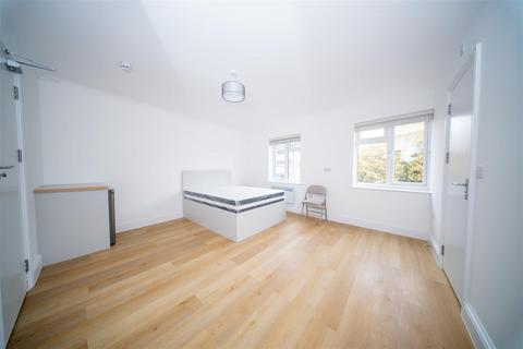 1 bedroom in a house share to rent, Bath Road, Hounslow TW4