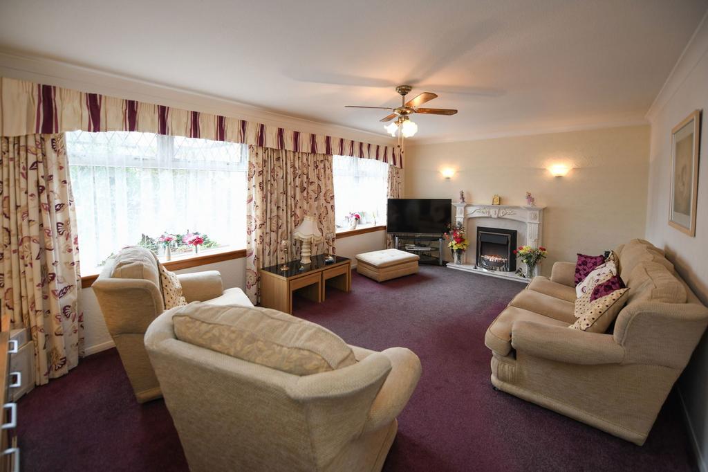 Livingstone Court, Kilmarnock KA3 3 bed terraced house for sale £75,000