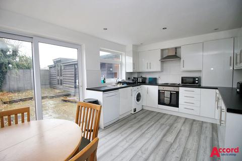 4 bedroom terraced house to rent, Essex Gardens, Hornchurch, RM11