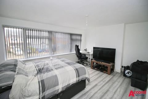 4 bedroom terraced house to rent, Essex Gardens, Hornchurch, RM11