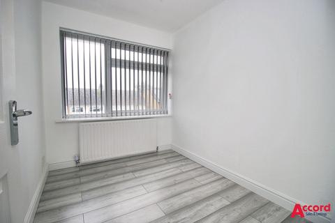 4 bedroom terraced house to rent, Essex Gardens, Hornchurch, RM11