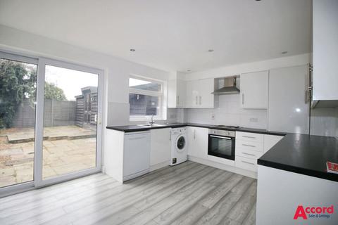 4 bedroom terraced house to rent, Essex Gardens, Hornchurch, RM11