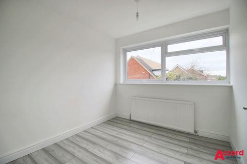 4 bedroom terraced house to rent, Essex Gardens, Hornchurch, RM11