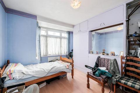 1b York Road, Chingford, London, E4 8QL