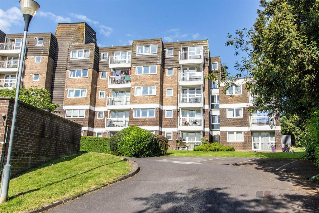 Oak Hall Park, Burgess Hill 1 bed flat to rent £975 pcm (£225 pw)